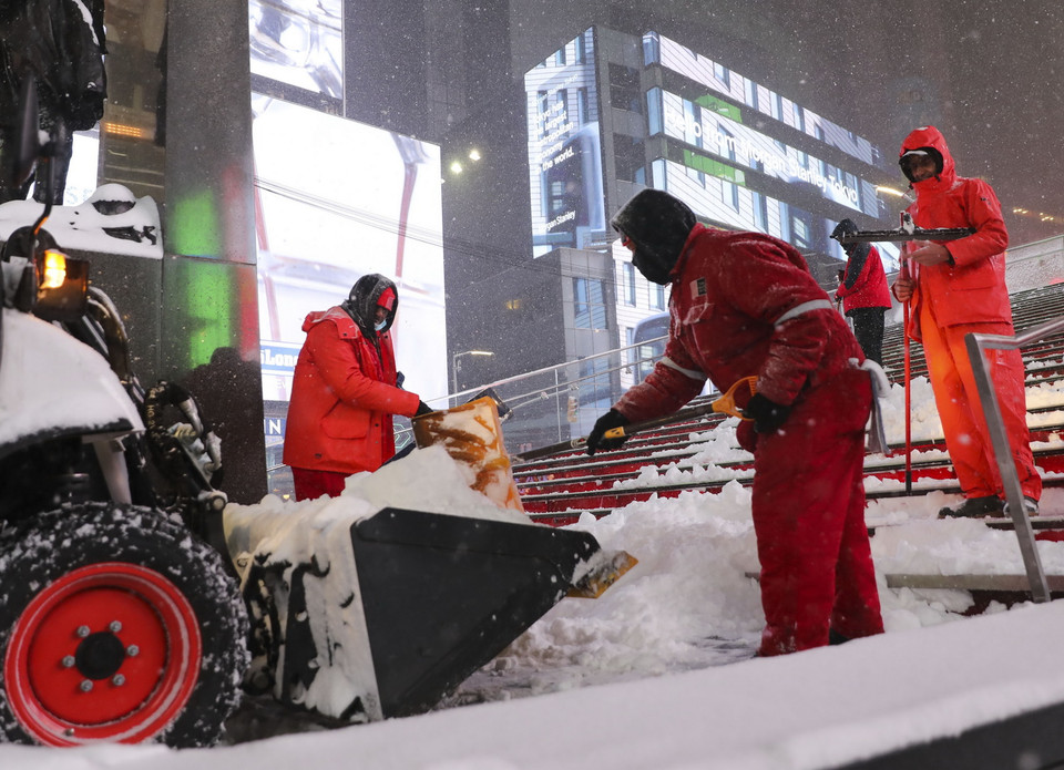 Công nhân dọn tuyết tại Quảng trường Thời đại ở New York, Mỹ. (Ảnh: THX/TTXVN)