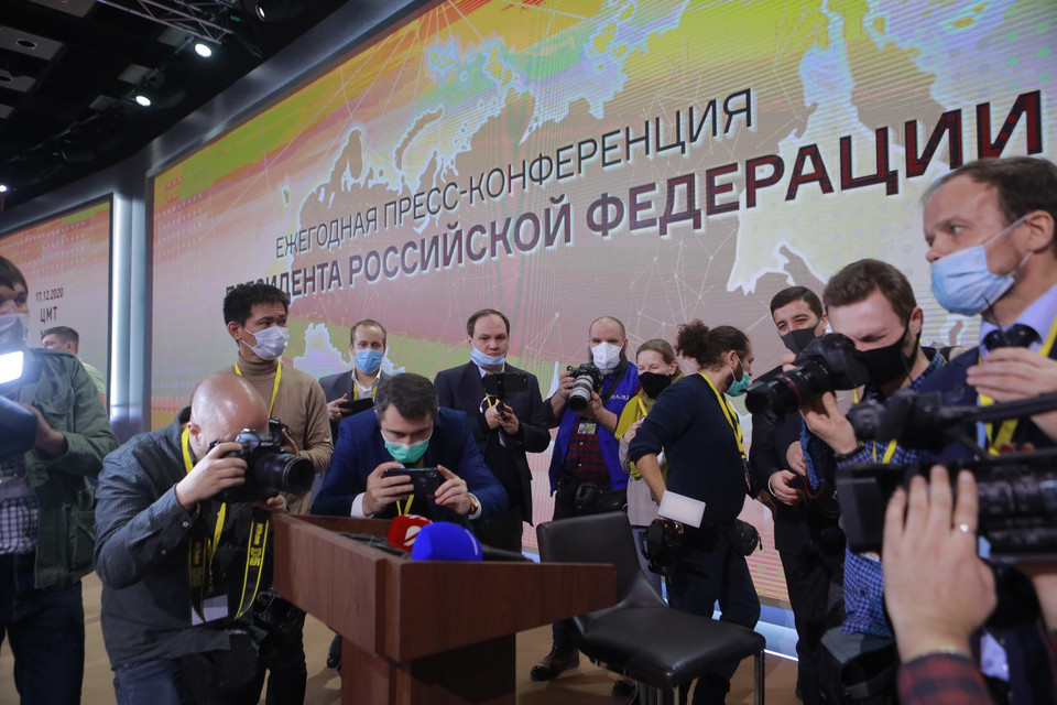 Phóng viên ảnh tác nghiệp tại Phòng họp báo ở Trung tâm Thương mại quốc tế Moskva. (Ảnh: Trần Hiếu/Vietnam+)