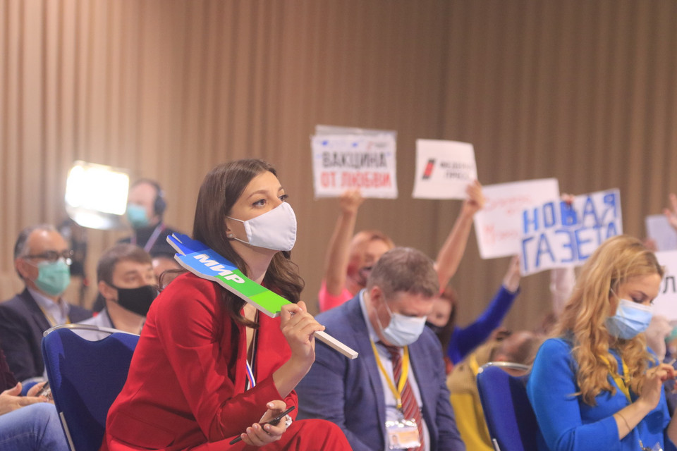 Phóng viên chờ đợi được chỉ định đặt câu hỏi. (Ảnh: Trần Hiếu/Vietnam+)