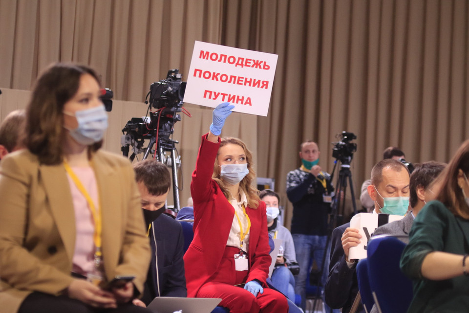 Phóng viên chờ đợi được chỉ định đặt câu hỏi. (Ảnh: Trần Hiếu/Vietnam+)