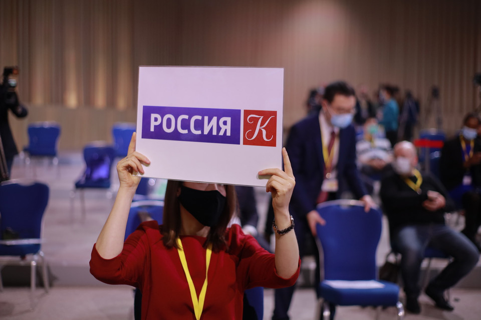 Phóng viên chờ đợi được chỉ định đặt câu hỏi. (Ảnh: Trần Hiếu/Vietnam+)