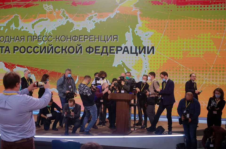 Phóng viên ảnh tác nghiệp tại Phòng họp báo ở Trung tâm Thương mại quốc tế Moskva. (Ảnh: Trần Hiếu/Vietnam+)