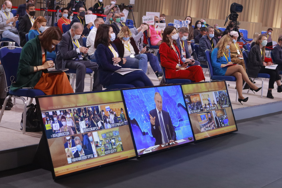 Tổng thống Nga Vladimir Putin trả lời câu hỏi của phóng viên và người dân thông qua hình thức video trực tuyến. (Ảnh: Trần Hiếu/Vietnam+)