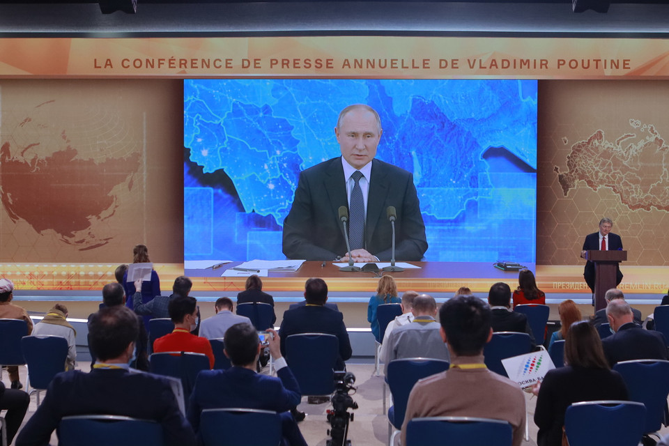 Tổng thống Nga Vladimir Putin trả lời câu hỏi của phóng viên và người dân thông qua hình thức video trực tuyến. (Ảnh: Trần Hiếu/Vietnam+)