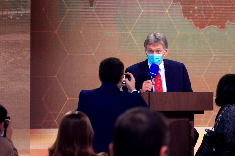 Sắc mặt biểu cảm của Thư ký báo chí Tổng thống Nga Dmitry Peskov trước ống kính của phóng viên. (Ảnh: Trần Hiếu/Vietnam+)