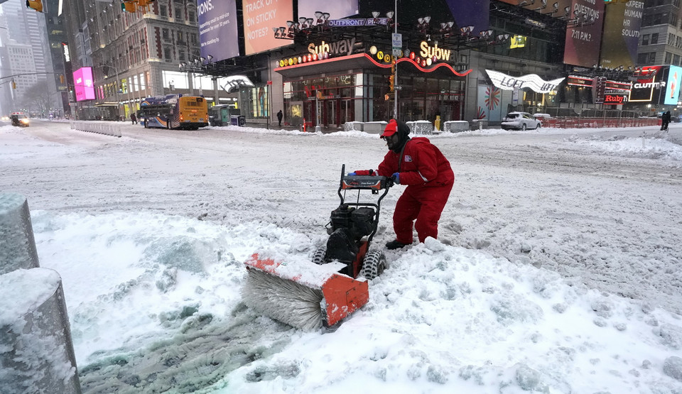 Tuyết rơi dày đặc tại New York, Mỹ trong ngày 17/12. (Ảnh: AFP/TTXVN)