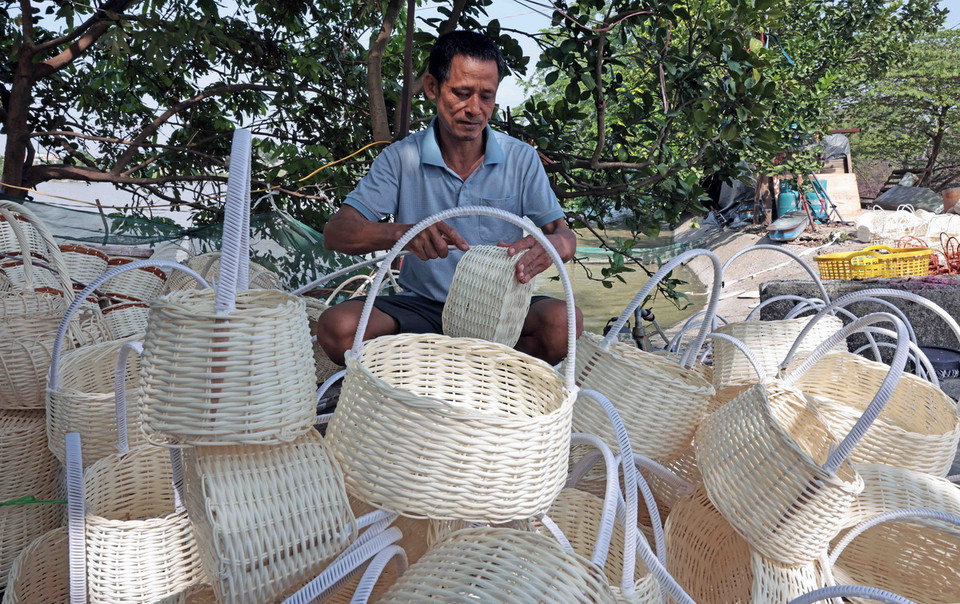 Gia đình anh Nguyễn Văn Đức ở thôn Thượng, xã Phú Túc sản xuất giỏ đựng hàng cung cấp cho thị trường. (Ảnh: Trần Việt/TTXVN)