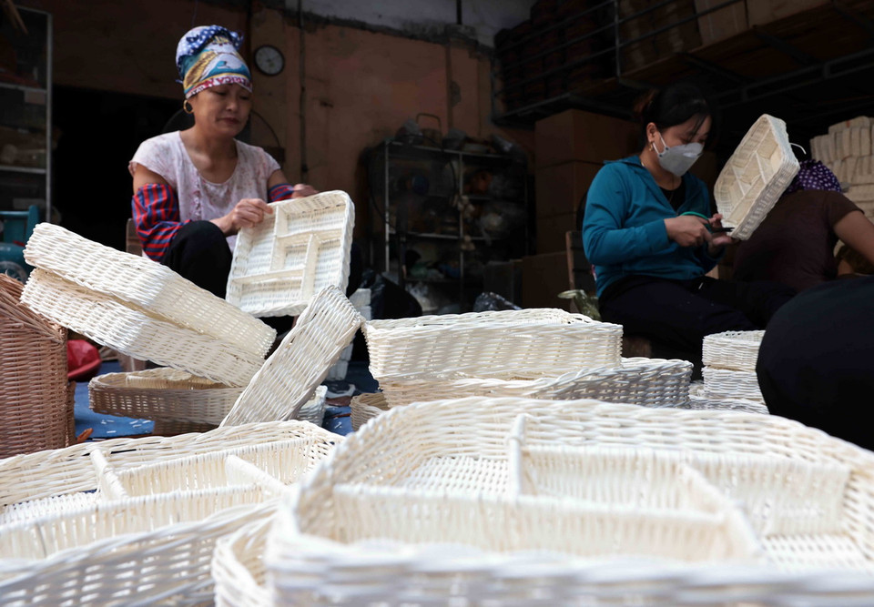 Với 8/8 thôn được công nhận làng nghề, vừa qua xã Phú Túc được UBND thành phố Hà Nội công nhận là “điểm du lịch làng nghề đan cỏ tế,” hứa hẹn mang đến cho du khách hành trình khám phá giá trị văn hóa truyền thống lâu đời, là điều kiện để địa phương chuyển dịch cơ cấu kinh tế, tăng thu nhập, cải thiện và nâng cao đời sống cho lao động nông nghiệp, nông thôn. (Ảnh: Trần Việt/TTXVN)