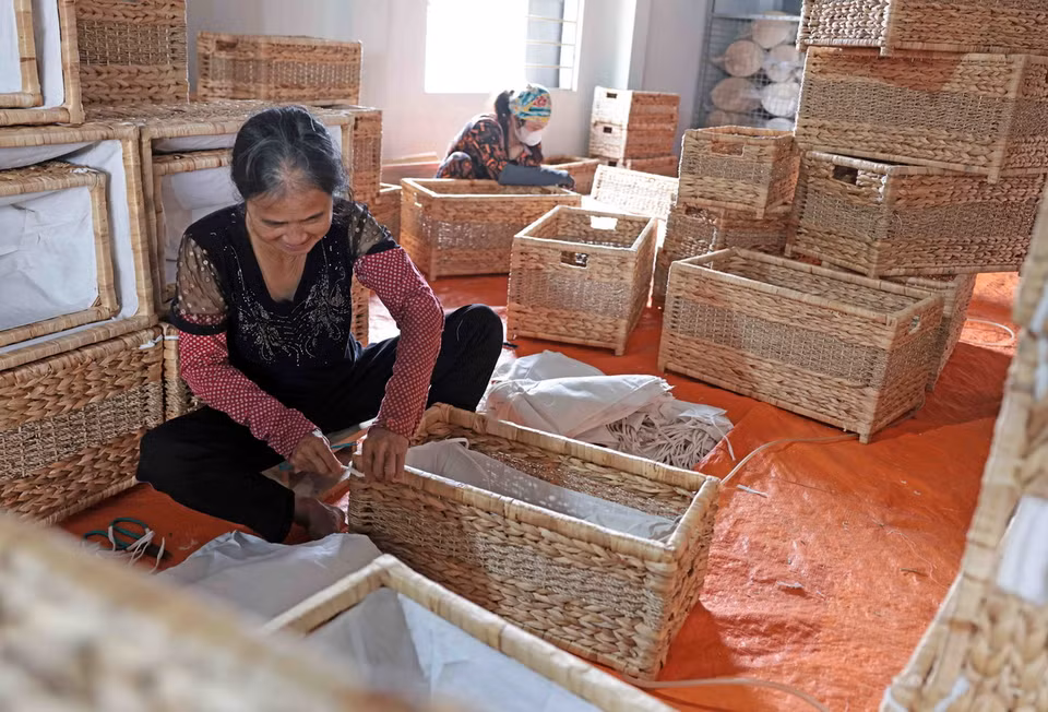 Công ty TNHH Phúc Thịnh ở làng nghề Phú Túc chuyên thu mua, sản xuất hàng xuất khẩu, thu hút hàng chục lao động. (Ảnh: Trần Việt/TTXVN)