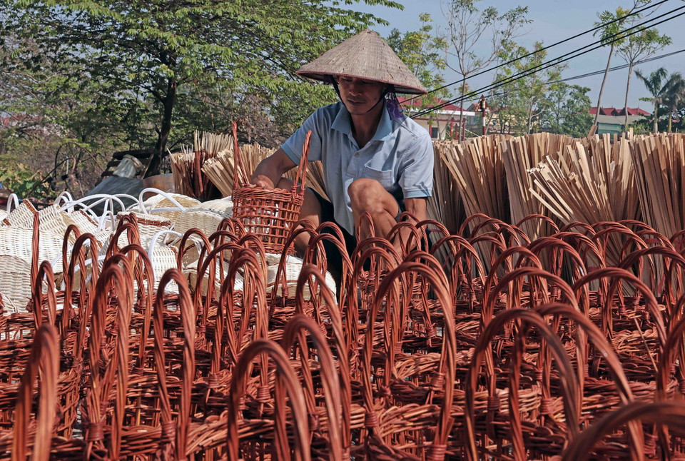 Gia đình anh Nguyễn Văn Đức ở thôn Thượng, xã Phú Túc sản xuất giỏ đựng hàng cung cấp cho thị trường. (Ảnh: Trần Việt/TTXVN)