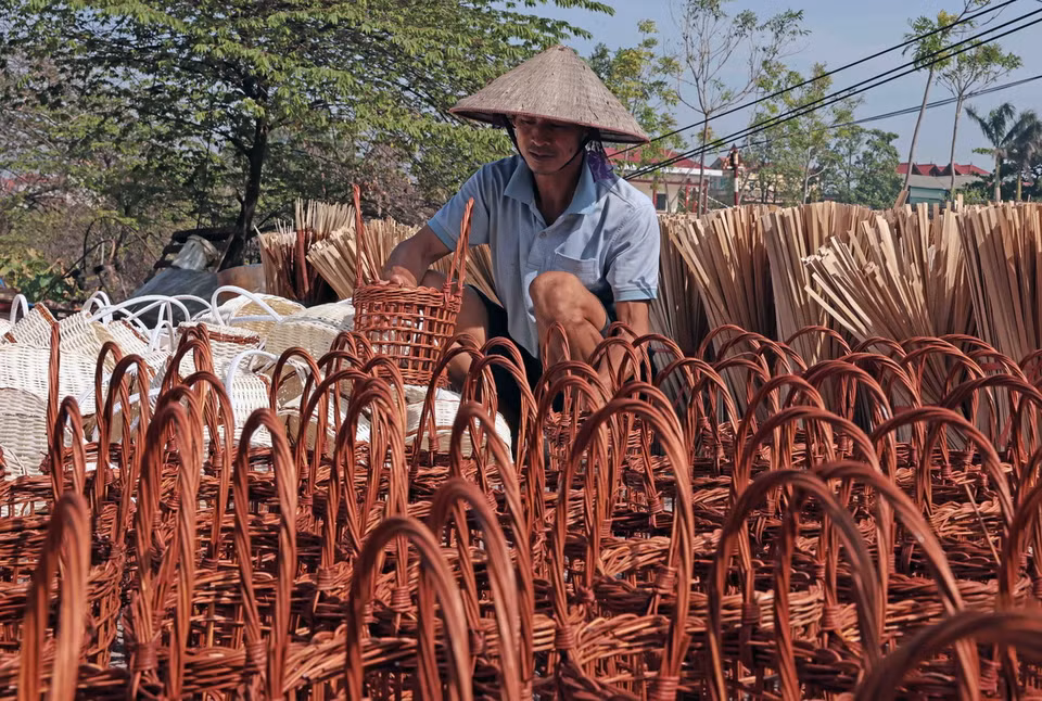 Gia đình anh Nguyễn Văn Đức ở thôn Thượng, xã Phú Túc sản xuất giỏ đựng hàng cung cấp cho thị trường. (Ảnh: Trần Việt/TTXVN)