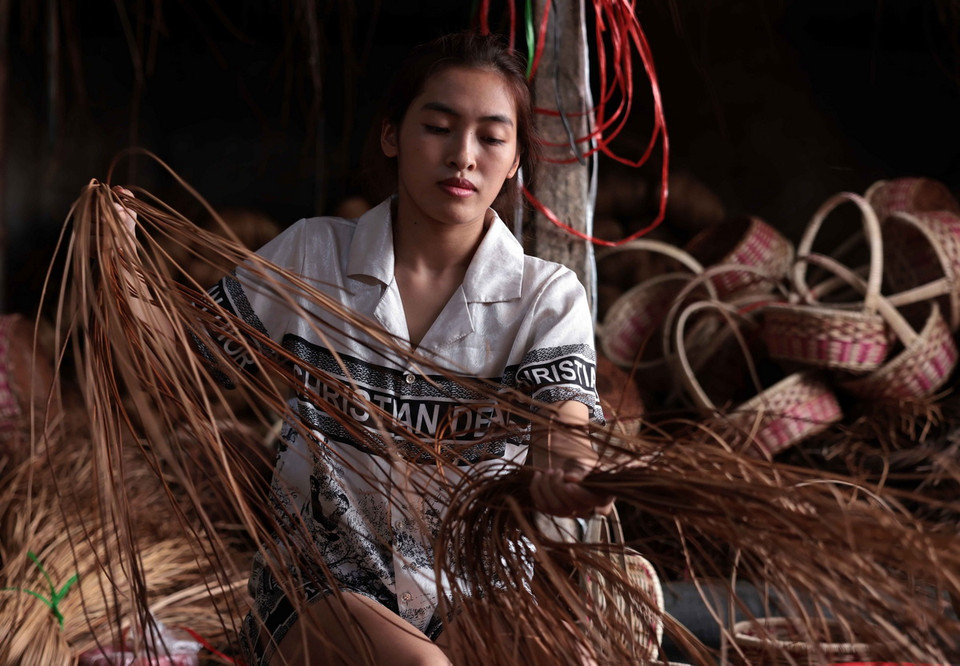 Những bó guột to được tách ra thành những bó nhỏ để chuốt. (Ảnh: Trần Việt/TTXVN)