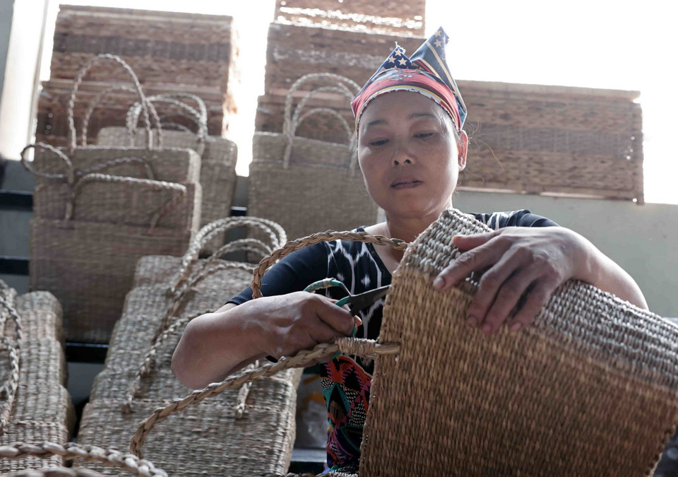 Làng nghề mây tre đan Phú Túc, huyện Phú Xuyên, thành phố Hà Nội nổi tiếng với nghề đan cỏ tế truyền thống hơn 400 năm.