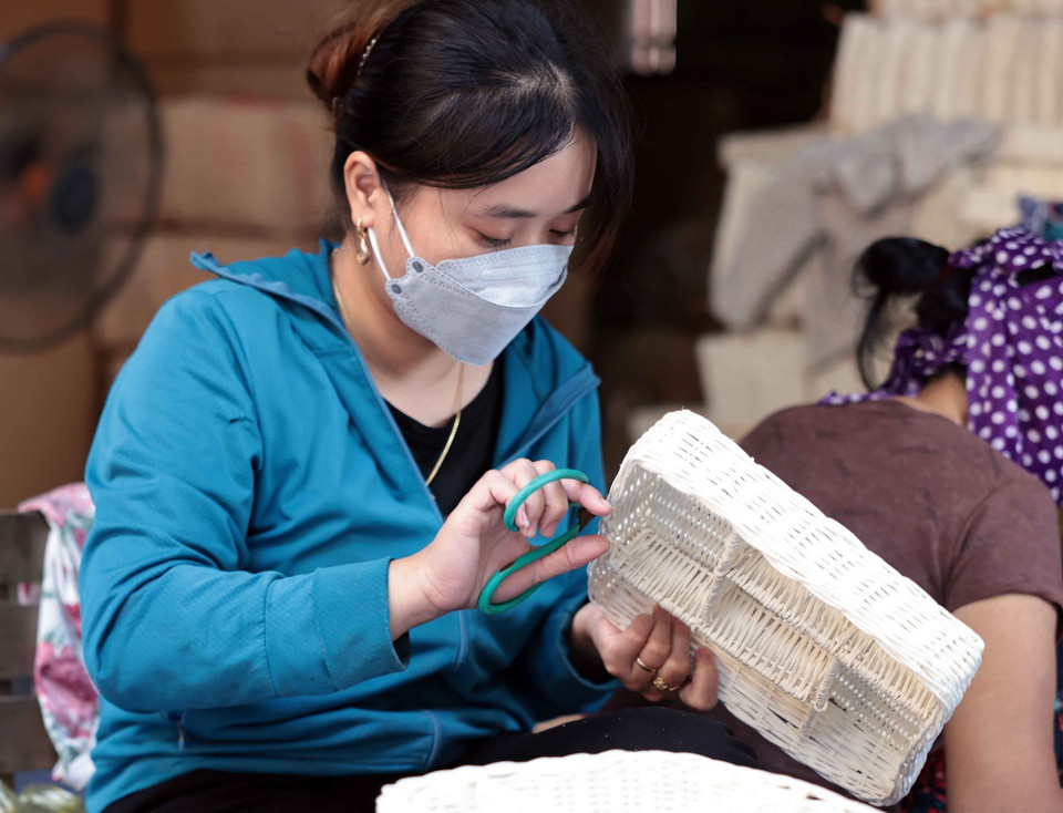 Tổ hợp tác tại gia đình bà Nguyễn Thị Thắm ở làng nghề mây tre đan Phú Túc thu hút nhiều lao động. (Ảnh: Trần Việt/TTXVN)