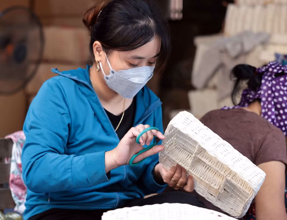 Tổ hợp tác tại gia đình bà Nguyễn Thị Thắm ở làng nghề mây tre đan Phú Túc thu hút nhiều lao động. (Ảnh: Trần Việt/TTXVN)