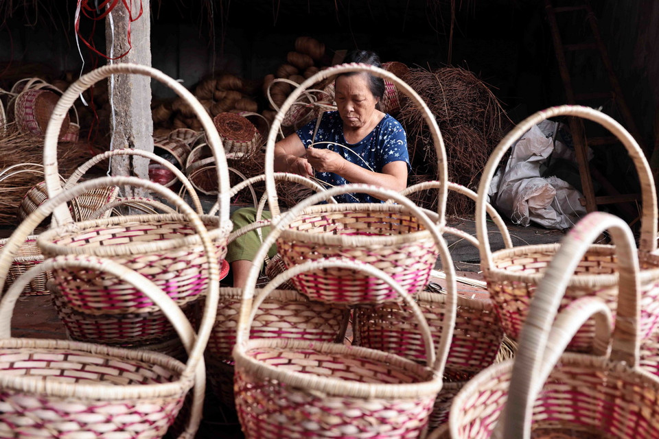 Sự khéo léo của các nghệ nhân nơi đây đã tạo nên hàng nghìn mẫu mã là những vật dụng như rổ, rá, bàn, ghế, khay, thùng đựng đồ… (Ảnh: Trần Việt/TTXVN)