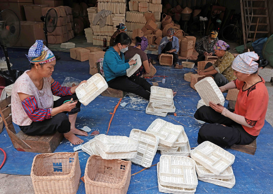 Sự khéo léo của các nghệ nhân nơi đây đã tạo nên hàng nghìn mẫu mã là những vật dụng như rổ, rá, bàn, ghế, khay, thùng đựng đồ… (Ảnh: Trần Việt/TTXVN)