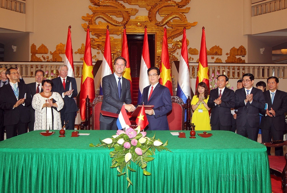 Thủ tướng Nguyễn Tấn Dũng và Thủ tướng Hà Lan Mark Rutte ký Thỏa thuận Đối tác chiến lược giữa Chính phủ hai nước về Nông nghiệp bền vững và An ninh lương thực (Hà Nội, 16/6/2014). (Ảnh: Đức Tám/TTXVN)