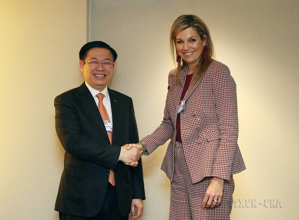 Phó Thủ tướng Vương Đình Huệ chào xã giao Hoàng hậu Hà Lan Maxima trong chuyến tham dự Hội nghị thường niên Diễn đàn Kinh tế Thế giới (WEF) tại Davos, Thụy Sĩ, chiều 24/1/2018. (Ảnh: Hoàng Hoa/TTXVN)