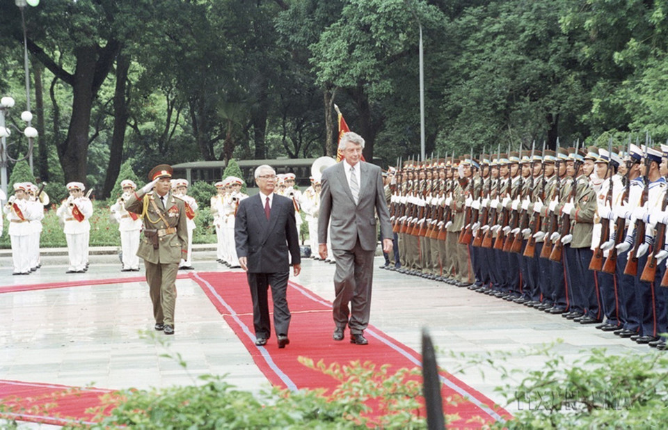 Thủ tướng Võ Văn Kiệt chủ trì Lễ đón Thủ tướng Hà Lan Wim Kok thăm chính thức Việt Nam (Hà Nội, 12/6/1995). (Ảnh: Minh Điền/TTXVN)