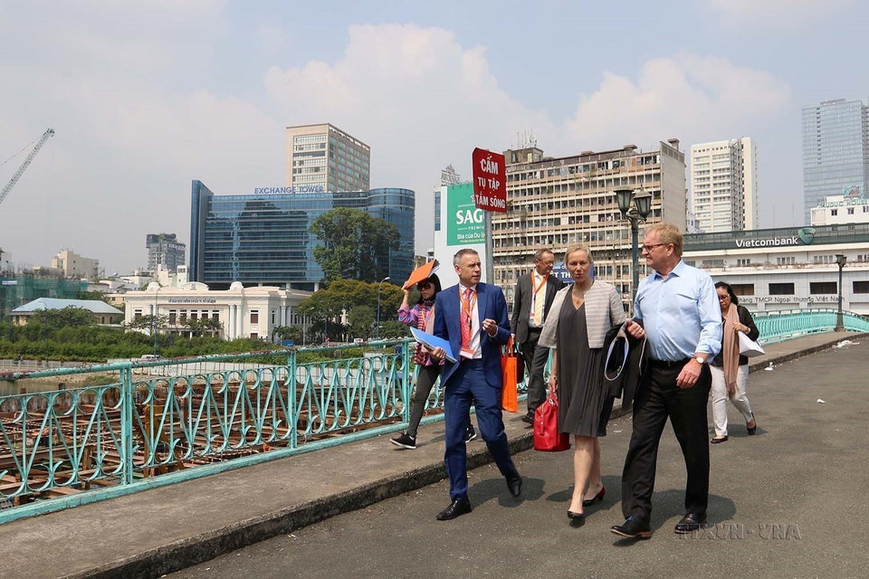 Bộ trưởng Kinh tế Đối ngoại và Hợp tác Phát triển Hà Lan Sigrid Kaag cùng đoàn doanh nghiệp đi khảo sát về quản lý nước, môi trường trên kênh kênh Tẻ và khu vực Cầu Mống (TP Hồ Chí Minh, 7/2/2018). (Ảnh: Thanh Vũ/TTXVN)