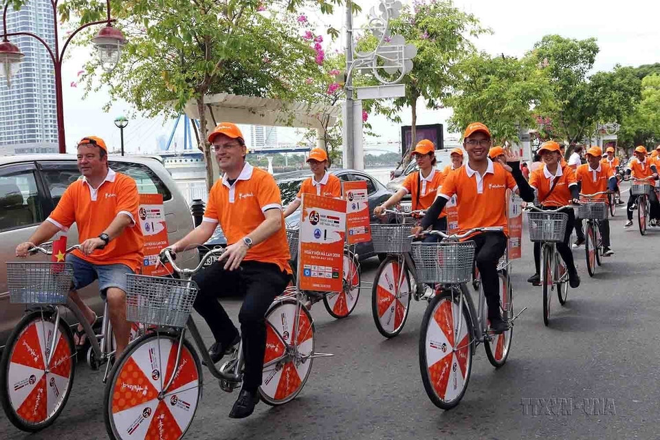 Ngày 26/5/2018, Đại sứ quán và Lãnh sự quán Hà Lan tại Việt Nam phối hợp với UBND thành phố Đà Nẵng tổ chức chương trình “Ngày hội Hà Lan,” với các hoạt động diễu hành xe đạp, giao lưu tìm hiểu về đất nước con người Hà Lan. (Ảnh: Trần Lê Lâm/TTXVN)