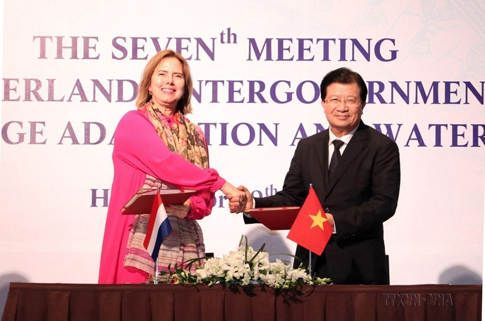 Phó Thủ tướng Trịnh Đình Dũng và Bộ trưởng Bộ Cơ sở hạ tầng và Quản lý nước Hà Lan Cora van Nieuwenhuizen ký Biên bản Phiên họp lần thứ VII Ủy ban liên Chính phủ Việt Nam-Hà Lan về thích ứng với biến đổi khí hậu và quản lý nước (Hà Nội, 9/4/2019). (Ảnh: Văn Điệp/TTXVN)