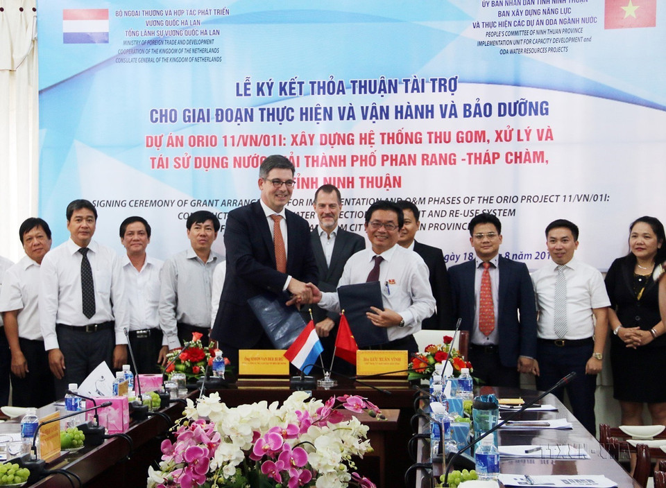 Chủ tịch UBND tỉnh Ninh Thuận và Tổng lãnh sự Hà Lan tại TP. Hồ Chí Minh ký thỏa thuận "Xây dựng Hệ thống thu gom, xử lý và tái sử dụng nước thải cho thành phố Phan Rang-Tháp Chàm" do Chính phủ Hà Lan tài trợ (Ninh Thuận, 18/8/2016). (Ảnh: Đức Ánh/TTXVN)
