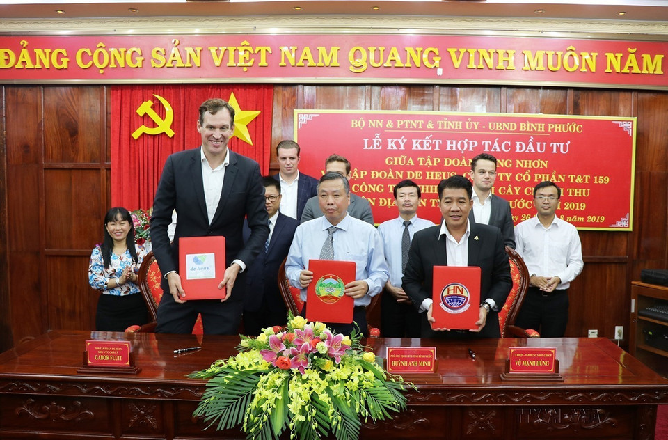 Ký kết dự án “Xây dựng khu chăn nuôi gà thịt xuất khẩu chất lượng cao Bình Phước” do Công ty TNHH De Heus (Hà Lan) liên doanh với Tập đoàn Hùng Nhơn làm chủ đầu tư, tại Bình Phước, ngày 26/8/2019. (Ảnh: Dương Chí Tưởng/TTXVN)