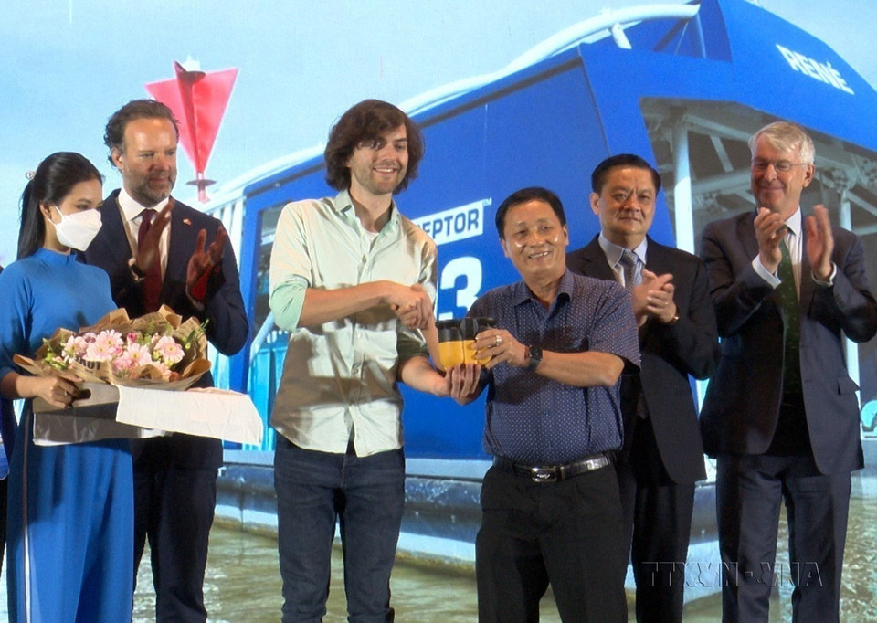 Tổ chức The Ocean Cleanup và công ty Coca-Cola đồng phối hợp với Đai sứ quán Hà Lan, Ủy ban Nhân dân và Sở Tài nguyên và Môi trường thành phố Cần Thơ tổ chức bàn giao Hệ thống làm sạch sông ngòi Interceptor cho Sở Tài nguyên và Môi trường thành phố Cần Thơ (8/4/2022). (Ảnh: Trung Kiên/TTXVN)