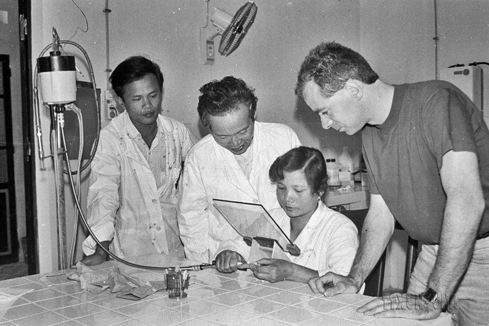 Chuyên gia Ủy ban số 2 của Hà Lan hướng dẫn cán bộ của Viện Tai Mũi Họng Hà Nội làm núm tai máy trợ thính phục vụ trẻ em bị điếc (1992). (Ảnh: Thu Hoài/TTXVN)