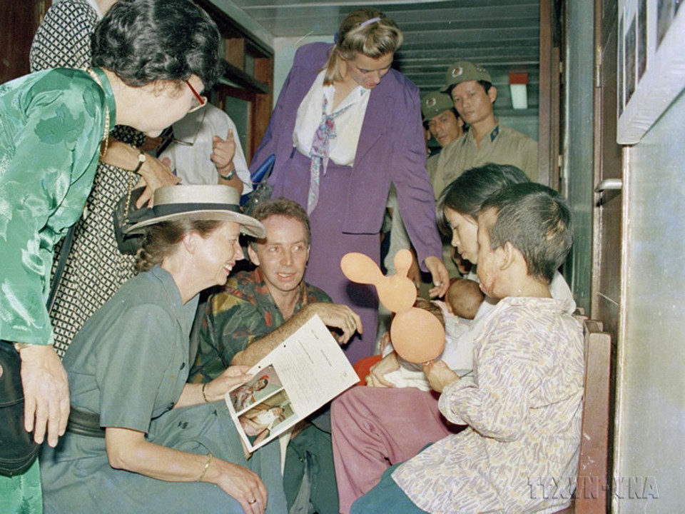 Bà M. L. Kok Roukema, Phu nhân Thủ tướng Hà Lan Wim Kok thăm Bệnh viện nhi Thụy Điển, ngày 13/6/1995. (Ảnh: Minh Điền/TTXVN)