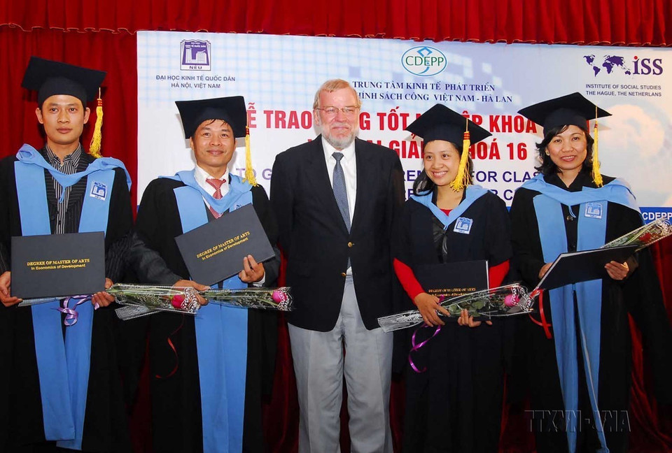 Giáo sư-Tiến sỹ Karel Jansen, Viện Khoa học xã hội Hà Lan, trao bằng tốt nghiệp cho các tân thạc sỹ khosa 10-11 của Chương trình hợp tác đào tạo cao học kinh tế Việt Nam-Hà Lan (Hà Nội, 4/12/2008). (Ảnh: Bích Ngọc/TTXVN)