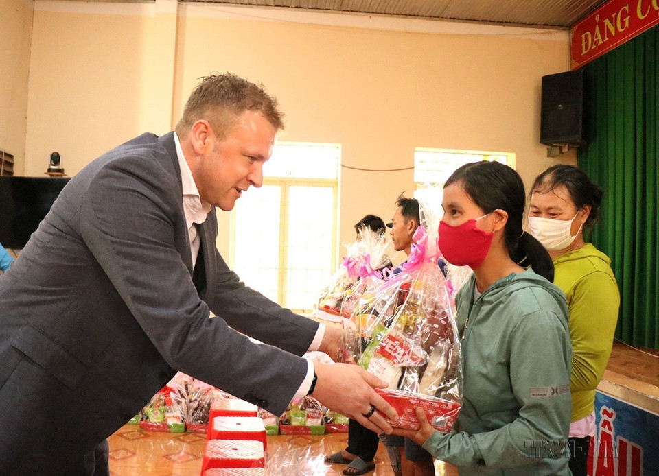 Đại diện Tập đoàn De Heus (Hà Lan) trao tặng 100 suất quà Tết cho người dân có hoàn cảnh khó khăn, các hộ đồng bào dân tộc thiểu số trên địa bàn xã vùng sâu Ea M’Droh, huyện Cư M’gar, tỉnh Đắk Lắk (27/12/2022). (Ảnh: Tuấn Anh/TTXVN)