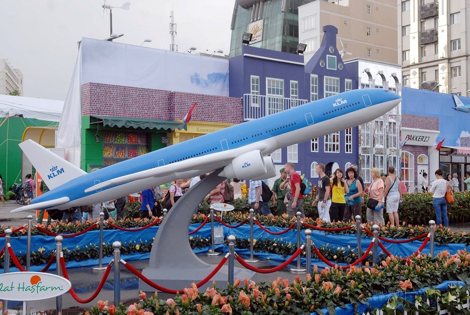 Biểu tượng mô phỏng sân bay Schiphol tại sự kiện “Ngôi làng Hà Lan 2013” ở Công viên 23/9, do Tổng Lãnh sự Quán Hà Lan tại TP. Hồ Chí Minh tổ chức từ 22/11-1/12/2013. (Ảnh: Mạnh Linh/TTXVN)