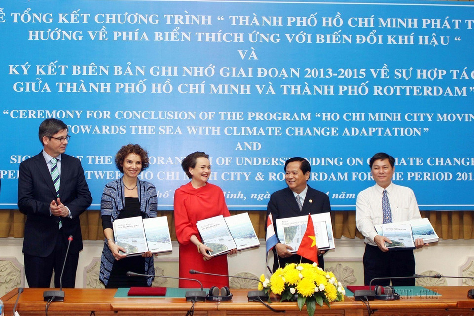Lễ tổng kết Chương trình “Thành phố Hồ Chí Minh phát triển hướng về phía biển thích ứng với biến đổi khí hậu" và ký biên bản ghi nhớ giai đoạn 2013-2015 giữa TP. Hồ Chí Minh và thành phố Rotterdam (Hà Lan) về thích ứng với biến đổi khí hậu (8/4/2013). (Ảnh: Hoàng Hải/TTXVN)