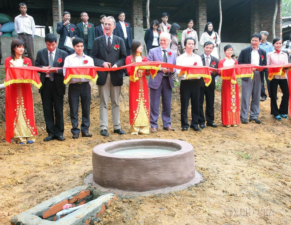 Lễ cắt băng kỷ niệm công trình khí sinh học thứ 100.000 tại thôn Đô Lương, xã Bắc Sơn, huyện Sóc Sơn (Hà Nội, 21/12/2010) thuộc dự án Chương trình khí sinh học cho ngành chăn nuôi Việt Nam giai đoạn (2007-2012) với sự giúp đỡ của Chính phủ Hà Lan. (Ảnh: Đình Huệ/TTXVN)