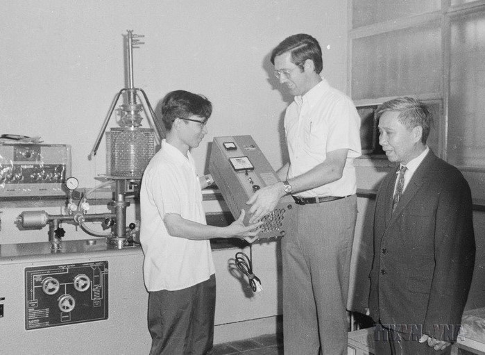 Bộ Đại học và Trung học chuyên nghiệp tiếp nhận một số dụng cụ thí nghiệm do Hà Lan giúp Việt Nam trang bị cho trường Đại học Bách Khoa Hà Nội (5/1977). (Ảnh: Thu Hoài/TTXVN)