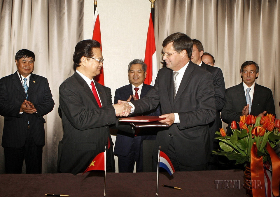 Ngày 4/10/2010, bên lề Hội nghị Cấp cao Á-Âu (ASEM) lần thứ 8 tại tại Brussels (Bỉ), Thủ tướng Nguyễn Tấn Dũng và Thủ tướng Hà Lan Jan Peter Balkenende ký Thỏa thuận Đối tác Chiến lược trong quản lý nước và ứng phó với biến đổi khí hậu, đưa quan hệ hợp tác song phương trong lĩnh vực này lên tầm cao nhấ. (Ảnh: Đức Tám/TTXVN)