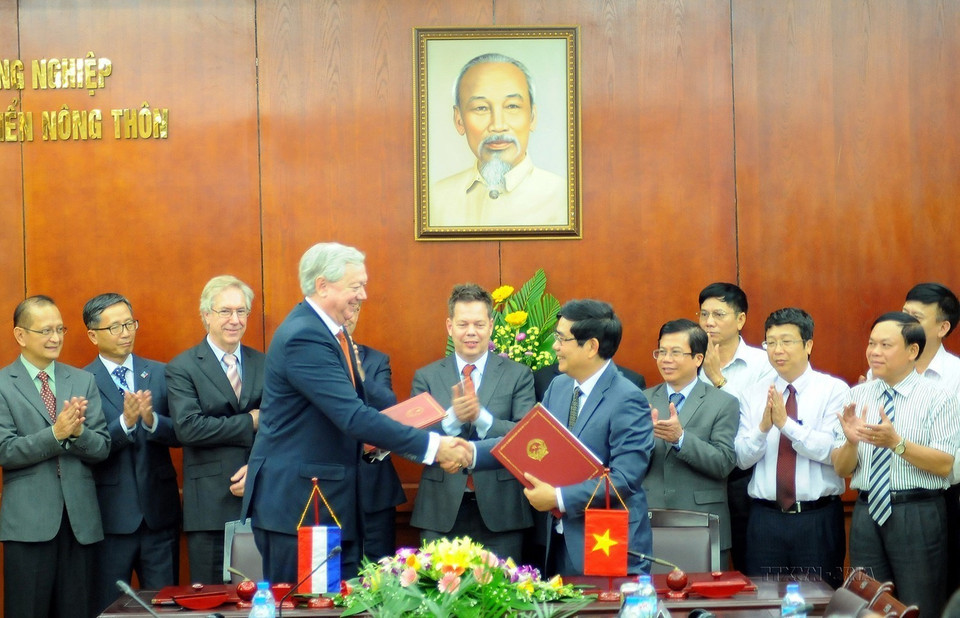 Bộ trưởng Bộ N và PTNT Cao Đức Phát và Thứ trưởng Bộ Nông nghiệp Hà Lan Hans Hoogeveen ký biên bản ghi nhớ hợp tác Việt Nam-Hà Lan về Nông nghiệp thông minh thích ứng với biến đổi khí hậu (CSA)/ Lãng phí lương thực và tăng trưởng xanh (Hà Nội, 28/10/2015). (Ảnh: Quang Quyết/TTXVN)