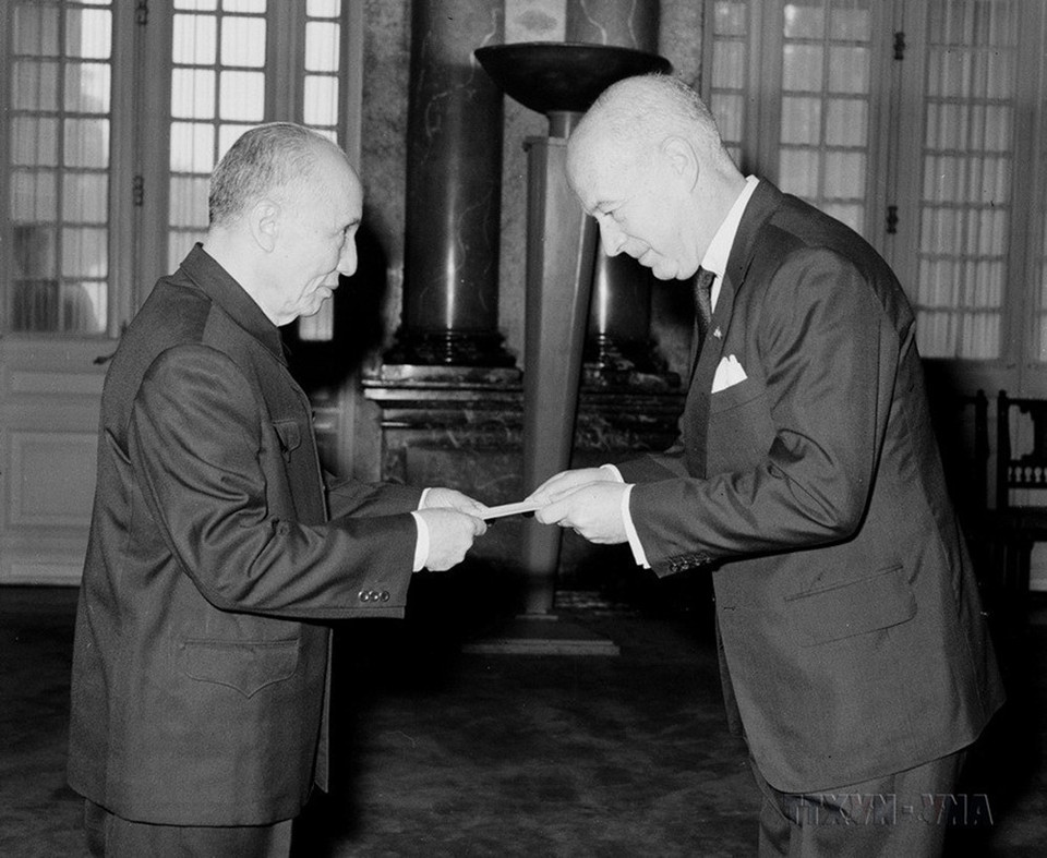 Đại sứ đặc mệnh toàn quyền Vương quốc Hà Lan tại Việt Nam Jan Vixseboxse (bên phải) trình Quốc thư lên Phó Chủ tịch nước Nguyễn Lương Bằng (Hà Nội, 13/12/1974). (Ảnh: Thế Trung/TTXVN)