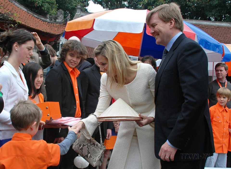 Thái tử Hà Lan Willem-Alexander và Phu nhân, Công nương Máxima gặp gỡ thiếu nhi Việt Nam khi tới thăm Khu Di tích lịch sử Văn Miếu-Quốc Tử Giám (Hà Nội, 23/3/2011). (Ảnh: Văn Điệp/TTXVN)