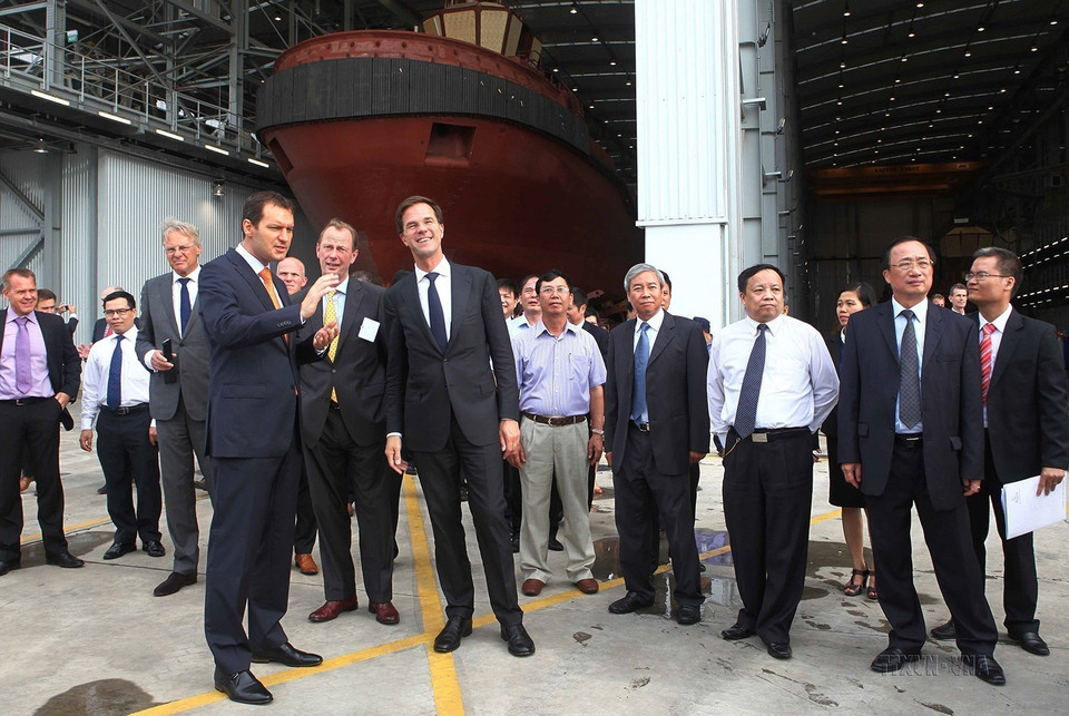 Thủ tướng Hà Lan Mark Rutte thăm Nhà máy Liên doanh đóng tàu Damen-Sông Cấm (Hải Phòng, 17/6/2014). (Ảnh: Doãn Tấn/TTXVN)