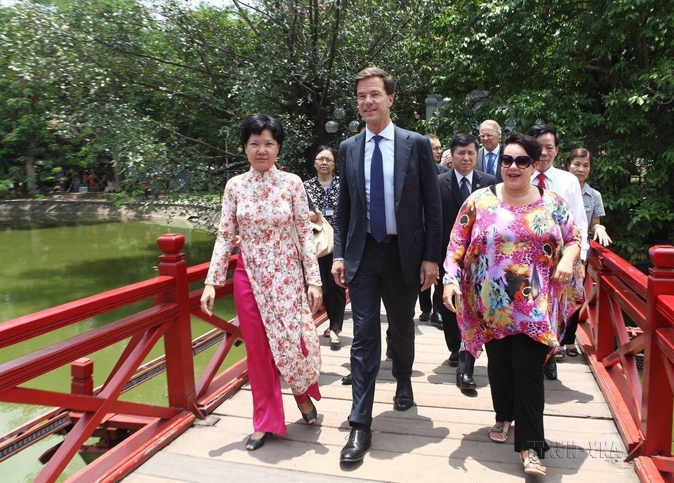 Trong chuyến thăm chính thức Việt Nam, sáng 16/6/2014, Thủ tướng Vương quốc Hà Lan Mark Rutte đến thăm Hồ Hoàn Kiếm và Đền Ngọc Sơn. (Ảnh: Doãn Tấn/TTXVN)