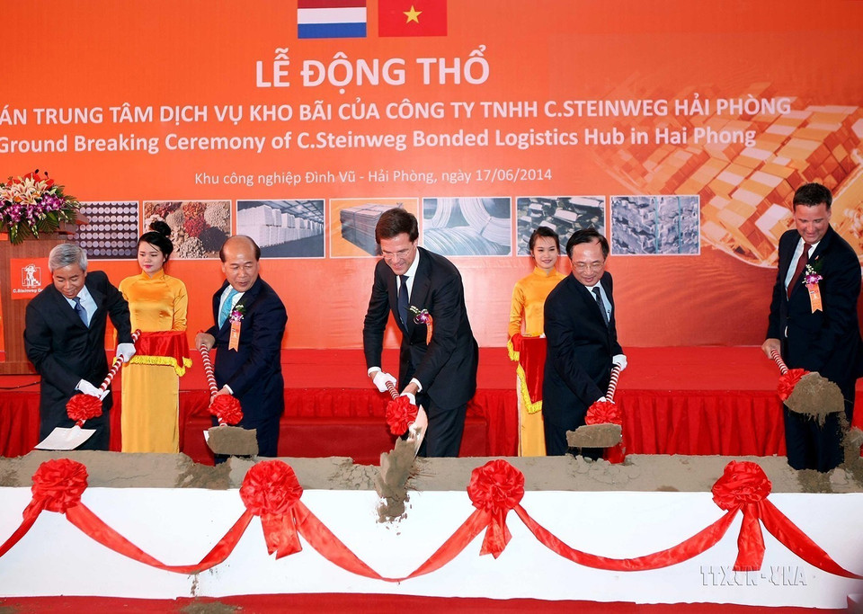 Thủ tướng Hà Lan Mark Rutte làm lễ động thổ Dự án Trung tâm dịch vụ kho bãi của Công ty TNHH C. Steinweng (FE) Pte ở Hải Phòng, chiều 17/6/2014. (Ảnh: Phạm Kiên/TTXVN)