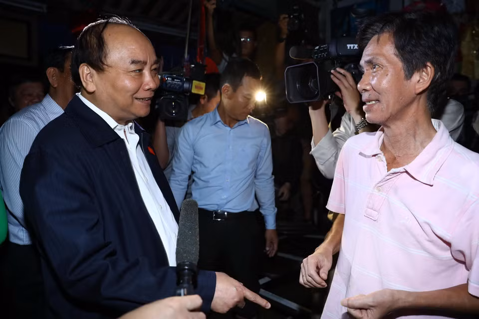 Thủ tướng Nguyễn Xuân Phúc thăm hỏi các gia đình bị ngập lụt do mưa lũ. (Ảnh: Thống Nhất/TTXVN)