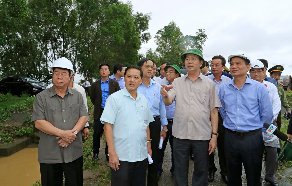 Chủ tịch nước Trần Đại Quang cùng lãnh đạo thành phố Đà Nẵng đi kiểm tra công tác khắc phục hậu quả mưa lũ tại xã Hoà Khương, huyện Hoà Vang. (Ảnh: Nhan Sáng/TTXVN)