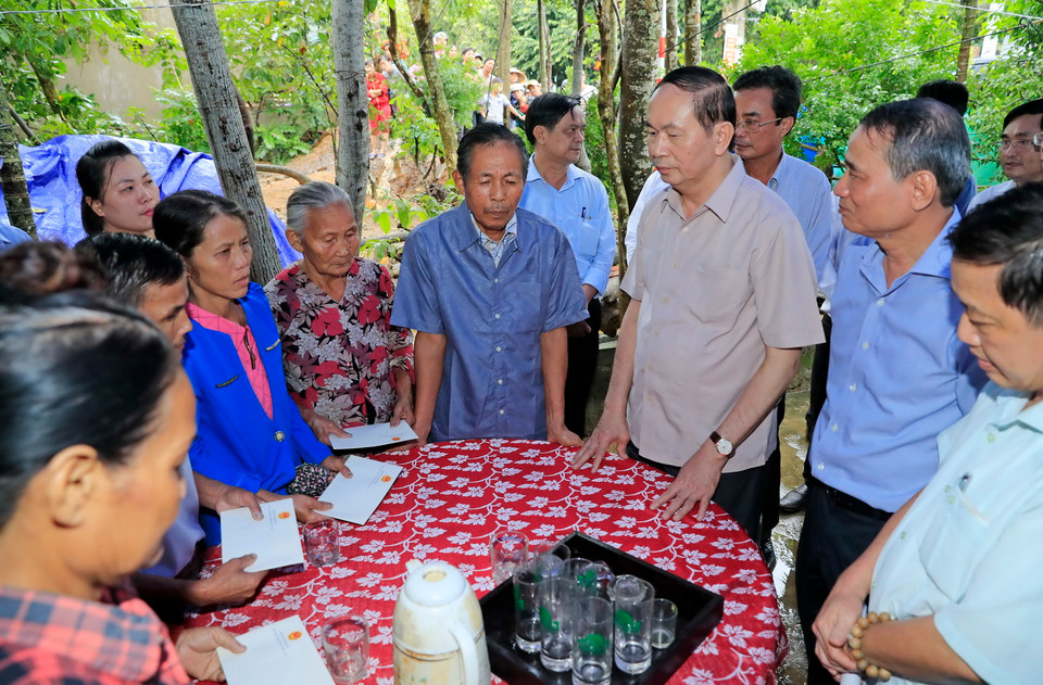 Chủ tịch nước Trần Đại Quang thăm hỏi, tặng quà và động viên bà con nhân dân tại xã Hoà Khương, huyện Hoà Vang. (Ảnh: Nhan Sáng/TTXVN)