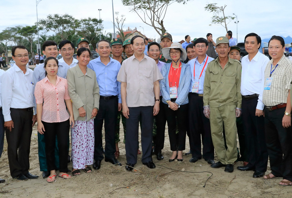 Chủ tịch nước Trần Đại Quang đi kiểm tra công tác khắc phục ảnh hưởng của mưa bão; động viên các lực lượng chức năng tham gia tổng vệ sinh môi trường, chỉnh trang cảnh quan đô thị kịp thời phục vụ Tuần lễ Cấp cao APEC 2017. (Ảnh: Nhan Sáng/TTXVN)