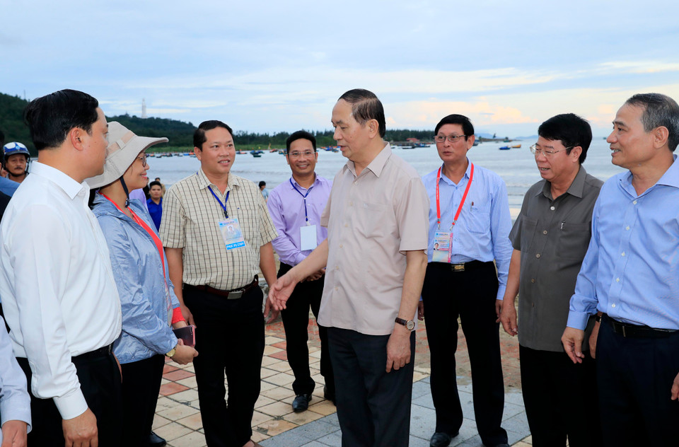 Chủ tịch nước Trần Đại Quang đi kiểm tra công tác khắc phục ảnh hưởng của mưa bão; động viên các lực lượng chức năng tham gia tổng vệ sinh môi trường, chỉnh trang cảnh quan đô thị kịp thời phục vụ Tuần lễ Cấp cao APEC 2017. (Ảnh: Nhan Sáng/TTXVN)